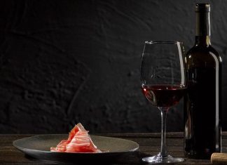 How to choose a leg of acorn-fed Iberian ham, its price, its cut and its preservation