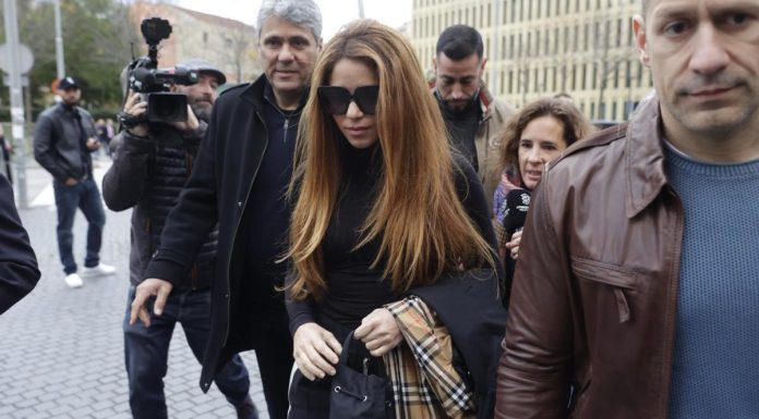 Shakira informs Piqué that she is going to Miami after Reyes